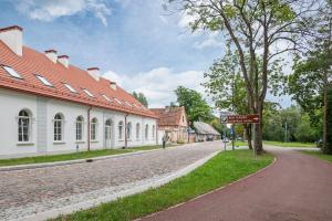 een straat met kinderkopjes naast een gebouw met een straatnaambord bij Botanical garden apartment in Kaunas