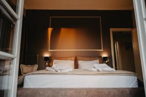 - une chambre avec un lit et 2 serviettes dans l'établissement Deluxe residence uncle Vassos, à Thessalonique