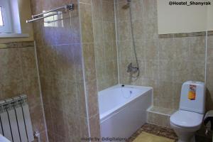 ein Bad mit einer Badewanne, einem WC und einer Dusche in der Unterkunft SHANYRAK Гостевой дом in Aqtöbe