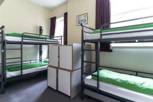una habitación con tres literas y una ventana en YHA London St Paul's, en Londres