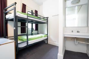 מיטה או מיטות קומותיים בחדר ב-YHA London St Paul's