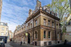 Un gran edificio de ladrillo al costado de una calle. en YHA London St Paul's, en Londres