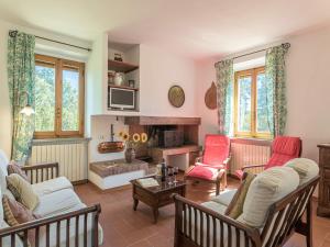 a living room filled with furniture and a fireplace at Casa vacanze Il Poggetto in Monticiano