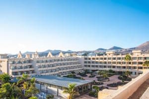 una vista aérea de un hotel con montañas en el fondo en Hotel Beatriz Playa & Spa, en Puerto del Carmen