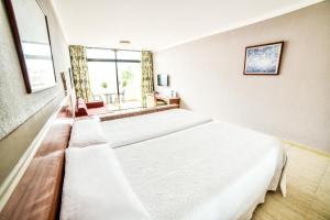 Een bed of bedden in een kamer bij Hotel Beatriz Playa & Spa