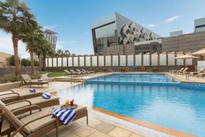 المسبح في كراون بلازا آر دي سي الرياض - فندق و مركز مؤتمرات أو بالجوار