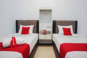 Кровать или кровати в номере RedDoorz near Velodrome Malang 2