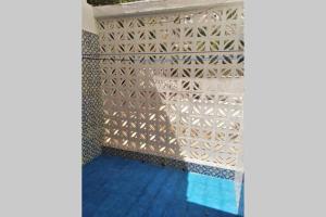a room with a white wall and a blue tile floor at Auténtica Casa Mediterránea con vistas al mar in Santa Pola