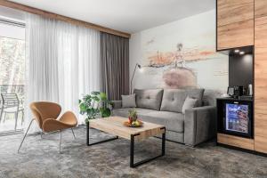 Rezydencja Morski Tygiel في ليبا: غرفة معيشة مع أريكة وطاولة