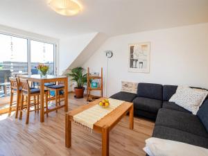 ein Wohnzimmer mit einem Sofa und einem Tisch in der Unterkunft Ferienwohnungen Müller in Lindau