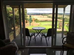 Blick auf eine Terrasse mit einem Tisch und Stühlen in der Unterkunft The Smithy in Hay-on-Wye
