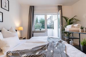- une chambre avec un lit et une fenêtre dans l'établissement E&K City Apartments, à Wuppertal