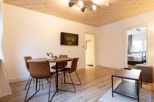 - un salon avec une table et des chaises dans l'établissement E&K City Apartments, à Wuppertal