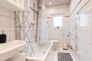 Ένα μπάνιο στο E&K City Apartments +12 φωτογραφίες