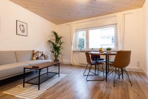 - un salon avec un canapé et une table dans l'établissement E&K City Apartments, à Wuppertal
