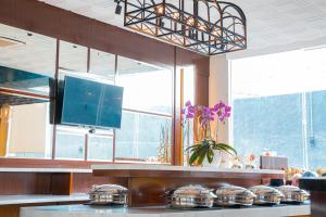 TV a/nebo společenská místnost v ubytování Luxury Inn Arion Hotel