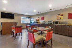 A restaurant or other place to eat at Comfort Suites Phoenix Airport