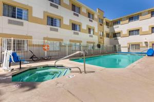 The swimming pool at or close to Comfort Suites Phoenix Airport