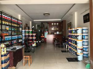 una stanza con un negozio con una moto di OYO 1148 Thien Huong Hotel a Can Tho