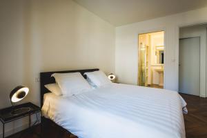Postel nebo postele na pokoji v ubytování LOFT KEYWEEK contemporary Loft style Apartment in Biarritz City center