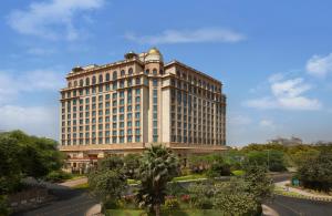 un grande edificio con molte finestre di The Leela Palace New Delhi a Nuova Delhi