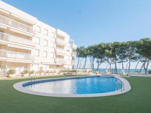 Bazén v ubytovaní Apartamentos Marineu Cala Gonzalez alebo v jeho blízkosti