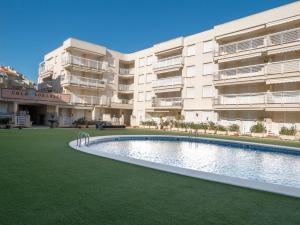 Bazén v ubytovaní Apartamentos Marineu Cala Gonzalez alebo v jeho blízkosti