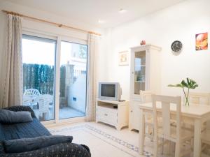 Televízia a/alebo spoločenská miestnosť v ubytovaní Apartamentos Marineu Cala Gonzalez