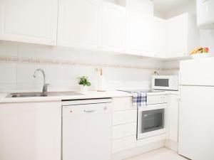 Kuchyňa alebo kuchynka v ubytovaní Apartamentos Marineu Cala Gonzalez