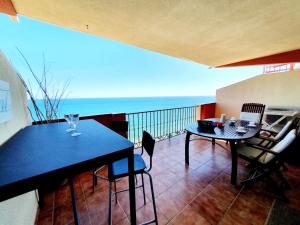 pokój z balkonem ze stołem i krzesłami w obiekcie Carvajal Seaviews w mieście Benalmádena