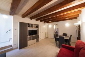 奧爾維耶托的住宿－La Cava dei Sogni，客厅配有红色的沙发和桌子