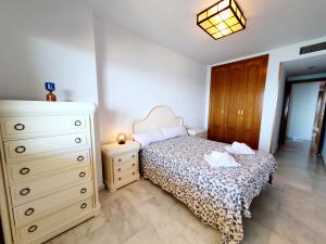 sypialnia z łóżkiem z komodą i komodą w obiekcie Carvajal Seaviews w mieście Benalmádena +21 zdjęć