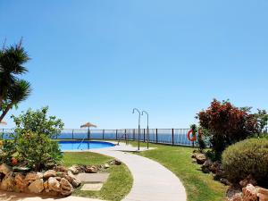 przejście prowadzące do basenu nad oceanem w obiekcie Carvajal Seaviews w mieście Benalmádena