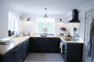 Dapur atau dapur kecil di The Croft a lovely town house in the centre of Holt with free PARKING for two cars