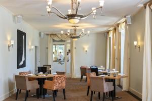 Restaurace v ubytování Hôtel Résidence Parc des Eaux Vives