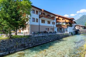 ein Hotel am Flussufer in der Unterkunft Gästehaus Rass in Lofer