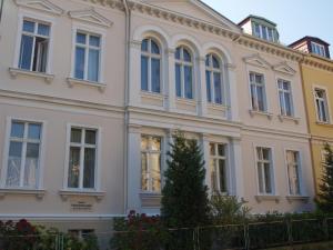 a large white building with many windows at Sylvias Ferienwohnungen Nr.1 Hochparterre in Görlitz