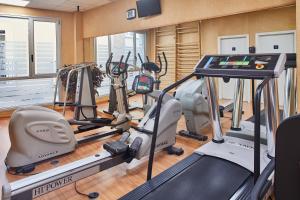 
Het fitnesscentrum en/of fitnessfaciliteiten van Silken Reino de Aragón
