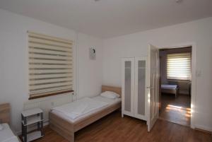 um pequeno quarto com uma cama e uma janela em Apartment Nürtingen Zentrum em Nürtingen