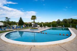 una grande piscina con cielo blu sullo sfondo di Hotel Villa Sara a Mestre