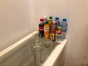 河內的住宿－Nàng Hương Motel，架子上装满瓶子和饮料的冰箱