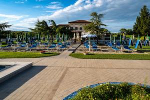 een groep blauwe stoelen in een park bij Hotel Villa Sara in Mestre