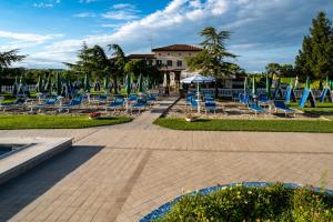 A garden outside Hotel Villa Sara