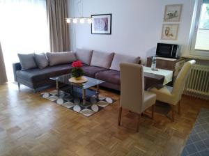 un soggiorno con divano e tavolo di Ferienwohnung Leinetal a Elze