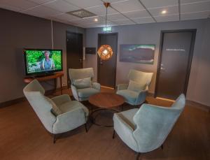 TV a/nebo společenská místnost v ubytování F2 Hotel