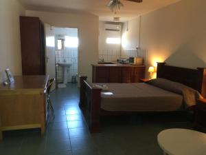 1 dormitorio con 1 cama y cocina. en La Residence en Mamoudzou