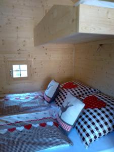 Habitación con 2 camas en una cabaña de madera en Kempfenhof, en Seelbach