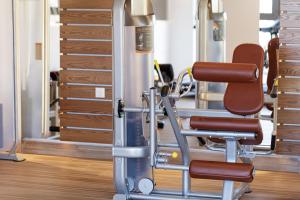 eine Reihe von Stühlen in einem Fitnessraum in der Unterkunft Filion Suites Resort & Spa in Balíon