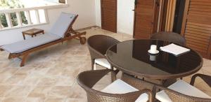 a dining room with a table and chairs at B&B Pansion Jure Matijević in Sveta Nedelja