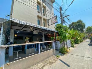 un restaurant sur le côté d'un bâtiment dans l'établissement Kavil Guesthouse, à Chiang Mai